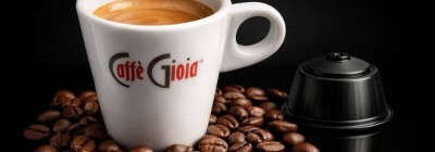 Dolce Gusto kompatibilis kávékapszulák pörkölt kávészemekkel, rusztikus fa felületen – Caffè Gioia kapszulák
