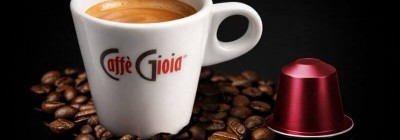 Különböző színű Nespresso-kompatibilis kávékapszulák pörkölt kávészemekkel – Caffè Gioia kapszulák