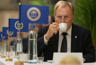 Superior Taste Award díjátadó hangulata, elegáns kóstolóasztal és eszpresszót kortyoló zsűritag – Caffè Gioia díjnyertes kávék