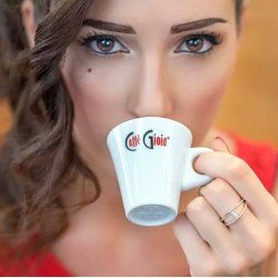 Gyönyörű nő és a Caffé Gioia presszós csésze