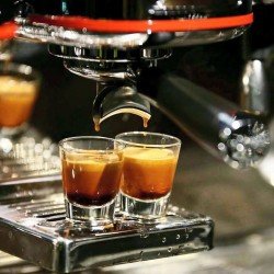 Kávéfőzés két üvegpohárba