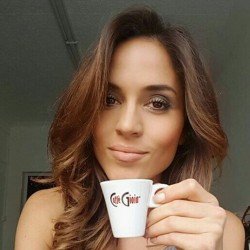Szép nő és a Caffé Gioia csésze