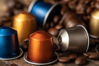 Különböző színű Nespresso-kompatibilis kávékapszulák pörkölt kávészemekkel – Caffè Gioia kapszulák
