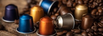 Különböző színű Nespresso-kompatibilis kávékapszulák pörkölt kávészemekkel – Caffè Gioia kapszulák